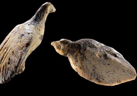Aves esculpidas em presas de mamute de 40 mil anos são achadas em caverna
