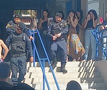 Jovem invade faculdade na Jatiúca, provoca correria entre alunos e é preso