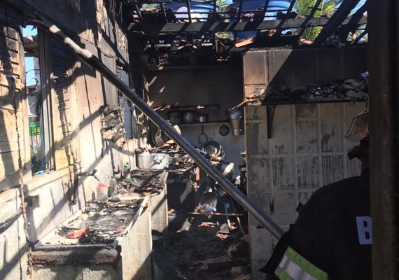 Incêndio destrói parte de estabelecimento comercial em Marechal Deodoro