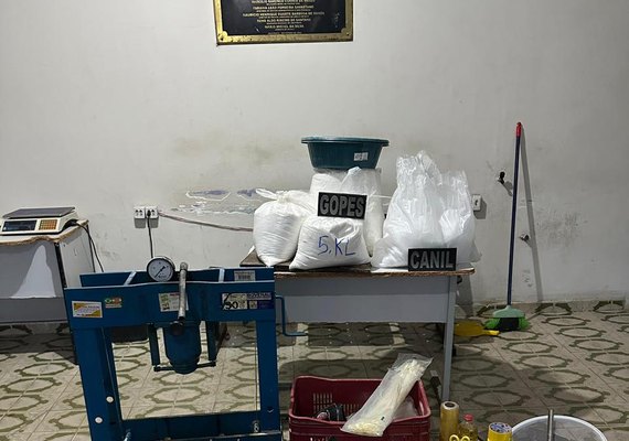 Polícia destrói refinaria de drogas e apreende mais de 51 kg de cocaína em Arapiraca