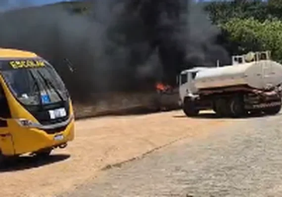 Incêndio atinge Secretaria de Obras em Coité do Nóia e ônibus fica em chamas