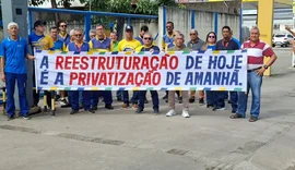 Trabalhadores protestam contra reajuste dos Correios e ameaçam greve
