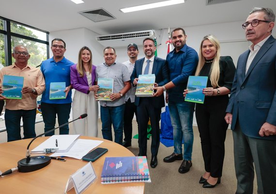 Governo entrega Planos Diretores de Japaratinga e Piranhas e assina convênio para o Programa de Gestão Territorial de Coruripe