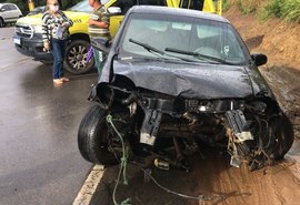 Em acidente, Motorista bate em barranco e motor fica caído na pista