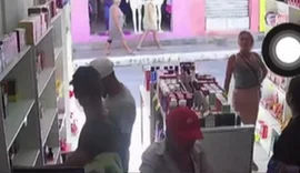 Dois homens são presos após roubo de perfumes em loja no Centro de Arapiraca