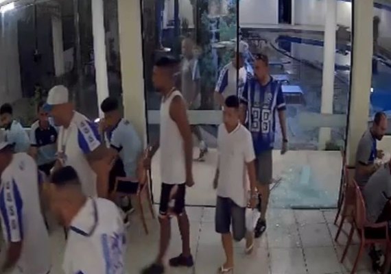 Após a derrota, torcida do CSA protesta e quebra hotel em Arapiraca