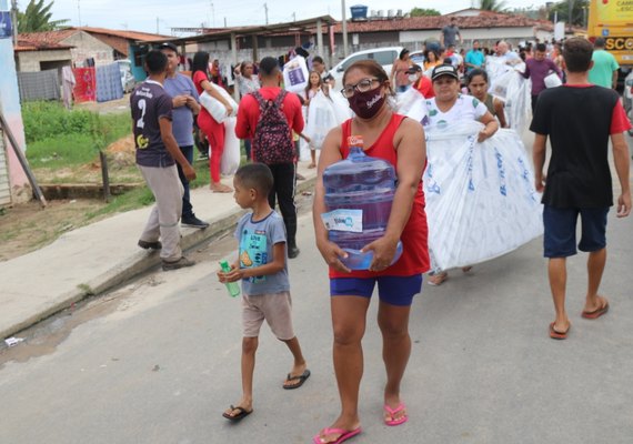 Prefeitura de Marechal Deodoro entrega cestas básicas nos bairros afetados pelas chuvas