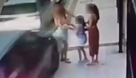Motorista erra manobra e atropela mulher com criança no colo no Farol