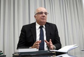 Fábio Farias recebe reclamações de deputados estaduais