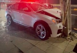 Vídeo: Motorista de BMW arrasta carros e bate em poste na Orla de Jatiúca, em Maceió