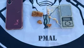 Mulher tenta fugir e é presa com crack enterrado em garrafa em Piranhas