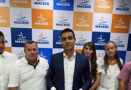 Ao lado de motoristas, JHC revoga lei que regulamentava transporte por aplicativo em Maceió