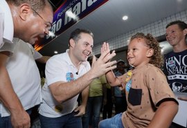 Renan Filho faz caminhada e reúne lideranças no Benedito Bentes