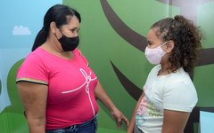 Moradora da Ponta da Terra, Josefa Cavalcante, levou a fila Jaffia Katallyn para fazer exame de raios-x