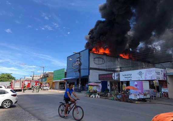 Incêndio atinge loja na Feirinha do Tabuleiro, em Maceió