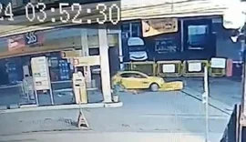 VÍDEO: Carro invade posto de combustível e derruba bomba, em Arapiraca