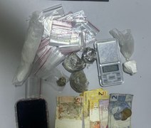 PM identifica ponto de comércio de drogas e apreende material ilícito em Maceió
