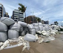 Sacos de areia para contenção do avanço do mar se rompem na Jatiúca e prefeitura inicia nova obra