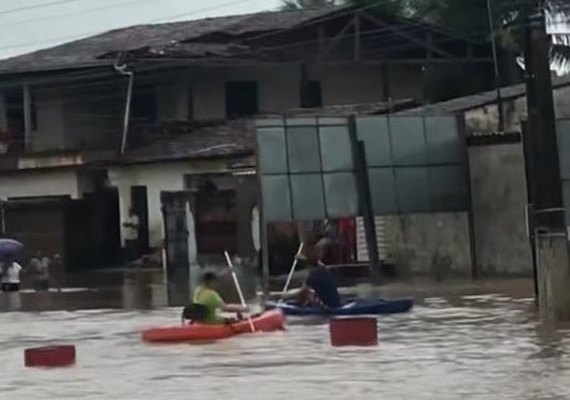 Vídeo: Jovens alagoanos brincam em canoa após bairro alagar no interior