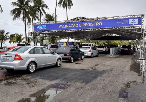 Prefeitura aumenta número de profissionais no drive-thru de Jaraguá