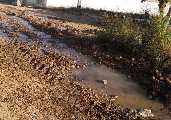 Moradores reclamam de vazamento de água  em Arapiraca