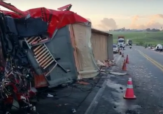 Uma pessoa morre e outra fica ferida após colisão com duas carretas na BR-316