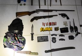PM apreende armamentos e munições com dupla suspeita de homicídio em Murici