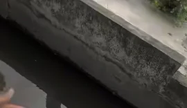 Vídeo choca internautas após homem pescar tilápias em córrego de Maceió