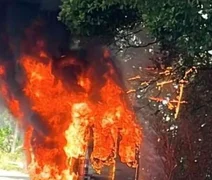 Incêndio consome van com turistas a caminho de Maragogi