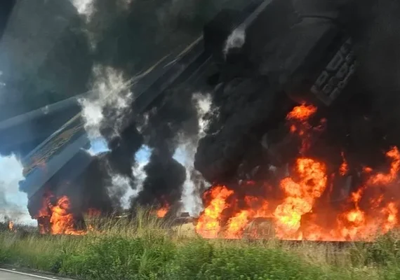Caminhão tomba, explode e interdita BR-101 nos dois sentidos entre São Miguel e Luziápolis
