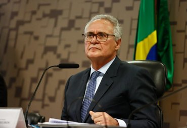 Renan se reinventa e faz boas entregas em tempos de “miséria política”