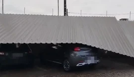 Cobertura de estacionamento desaba após temporal em interior de AL