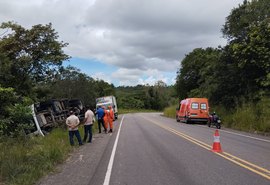 Carreta tomba e deixa três feridos na Fazenda Flor do Rocha, em Penedo