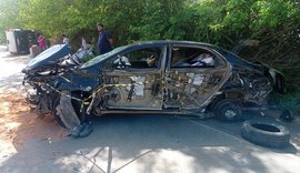 Acidente entre dois carros e um caminhão deixa homem em estado grave em Arapiraca