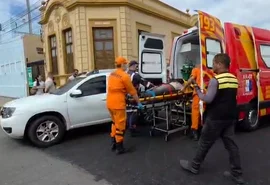 Motociclista de app fica ferido após colisão com viatura da PM no Farol