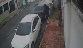 Câmeras registram suspeito de furtos agindo em residências no Prado