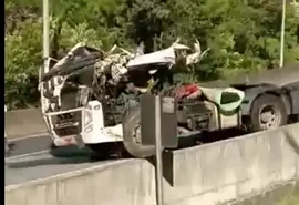 Vídeo mostra carreta tombada após grave acidente na Br-376 em SC; o condutor morreu no local