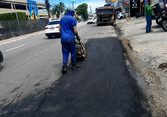 Operação Tapa-Buraco recupera trecho da Avenida Gustavo Paiva em Maceió