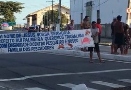 Pescadores realizam protesto e fecham vias no Jaraguá