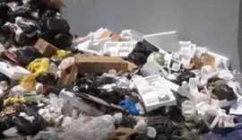 Acúmulo de lixo prejudica comerciantes e pedestres no Centro de Maceió