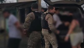 Vídeo mostra desespero de mãe ao ver filho preso em operação em Maceió