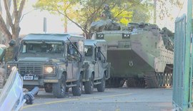 Tanques da Marinha saem em comboio para desfile de blindados, em Brasília