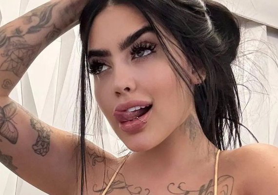 MC Mirella posta foto seminua e bumbum tatuado chama atenção; veja