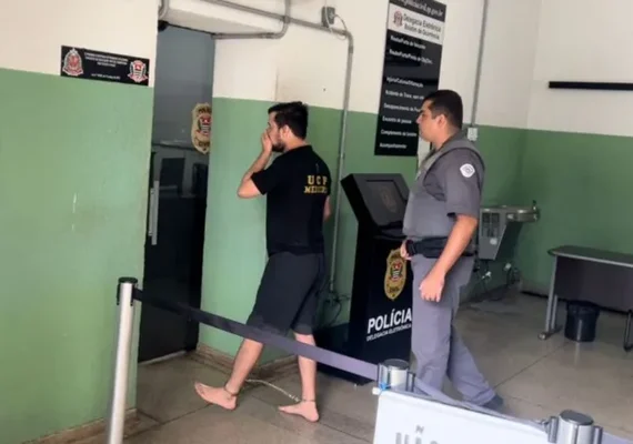 Após agredir a mãe, comediante é preso e na delegacia faz xixi na calça