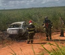 Colisão entre carros deixa feridos e veículo em chamas na BR-101