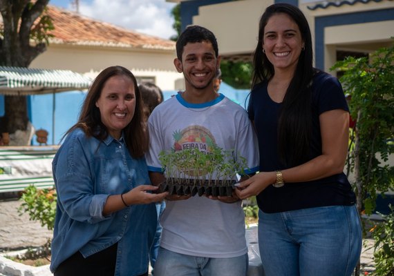 Prefeita distribui mudas de tomate híbrido para agricultores da Feira da Agricultura Familiar