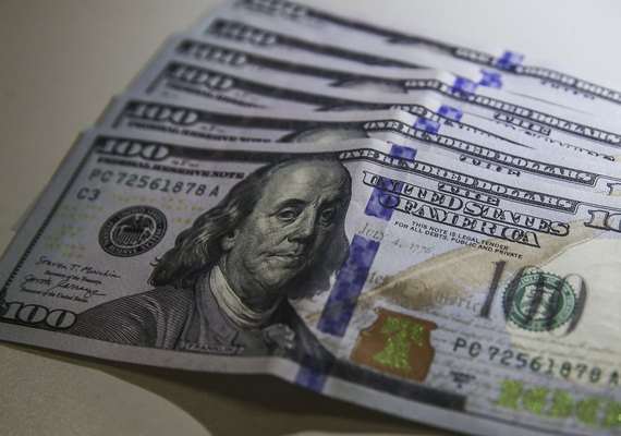 Dólar cai 2,14% e fecha abaixo de R$ 5 antes de redefinições de juros