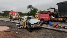 Colisão entre carro e carreta mata bebê de 6 meses em Minas Gerais