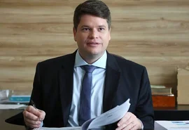 Davi Davino avalia mudança de partido para manter candidatura ao Senado em 2026