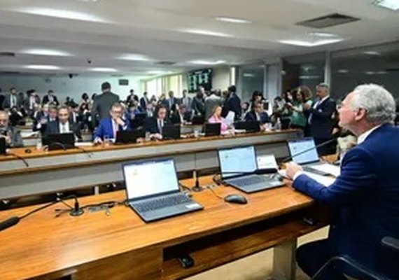 Renan dá drible em Lira e toma dianteira na disputa pela isenção do IR